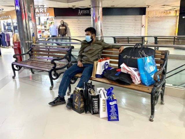 Men Shopping With Their Wives (37 pics)