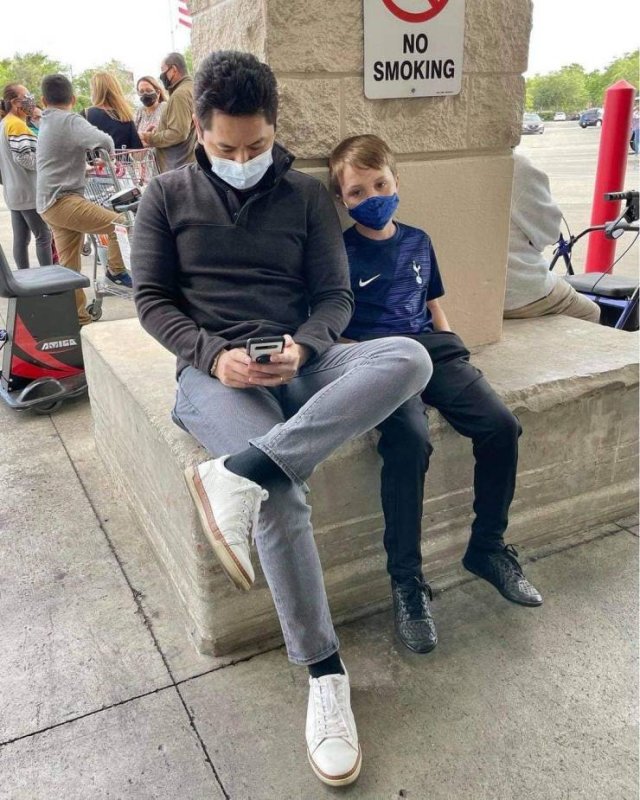Men Shopping With Their Wives (37 pics)