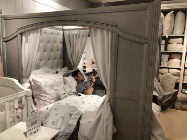 Men Shopping With Their Wives (37 pics)
