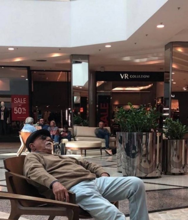 Men Shopping With Their Wives (37 pics)