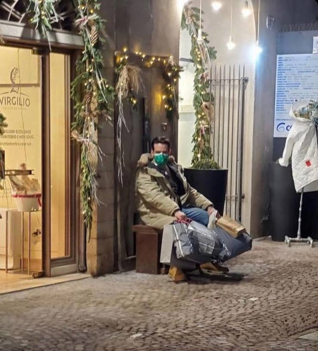 Men Shopping With Their Wives (37 pics)