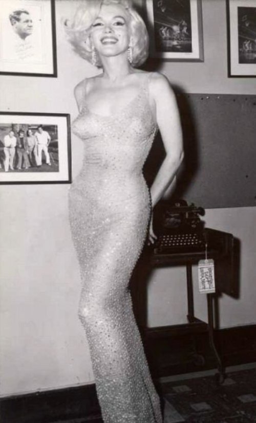The Story About Iconic Marilyn Monroe Dress (13 pics)