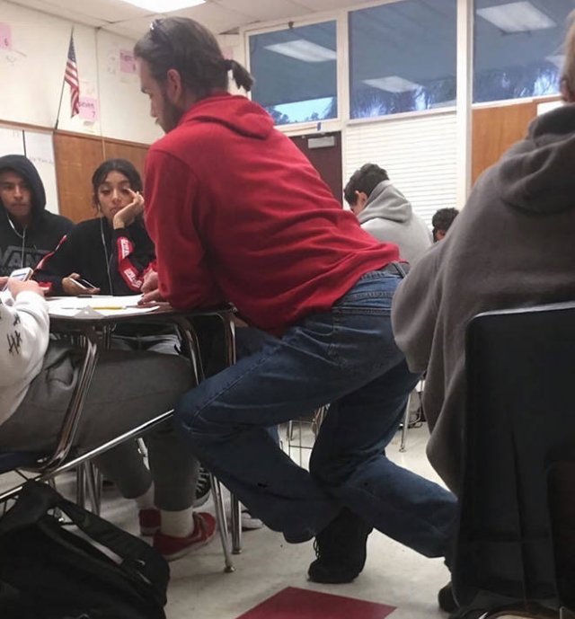 People Standing In Strange Poses (18 pics)