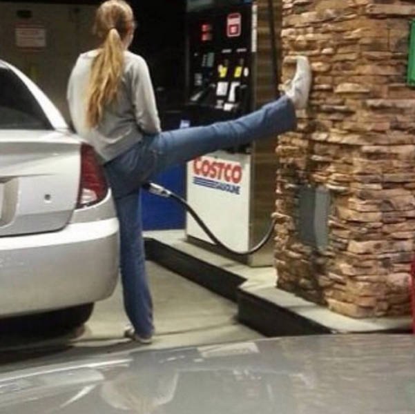 People Standing In Strange Poses (18 pics)