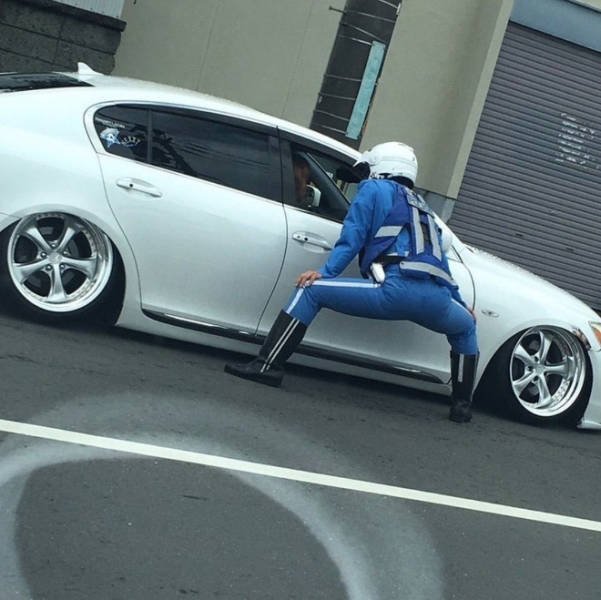 People Standing In Strange Poses (18 pics)