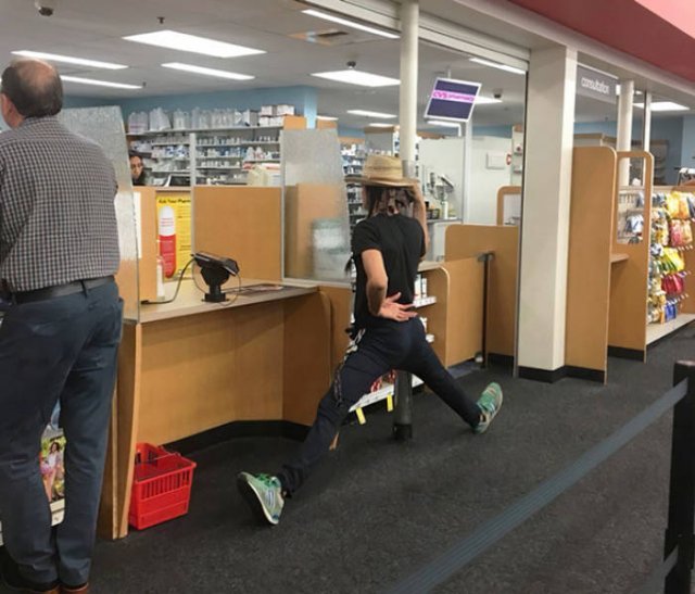 People Standing In Strange Poses (18 pics)