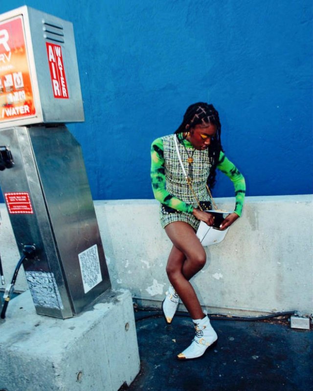 People Standing In Strange Poses (18 pics)