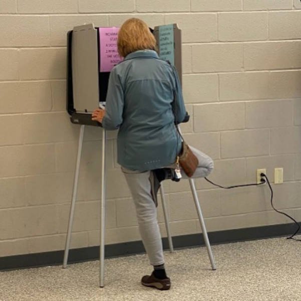 People Standing In Strange Poses (18 pics)