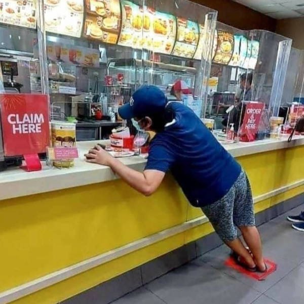 People Standing In Strange Poses (18 pics)
