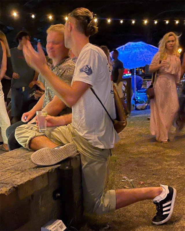 People Standing In Strange Poses (18 pics)