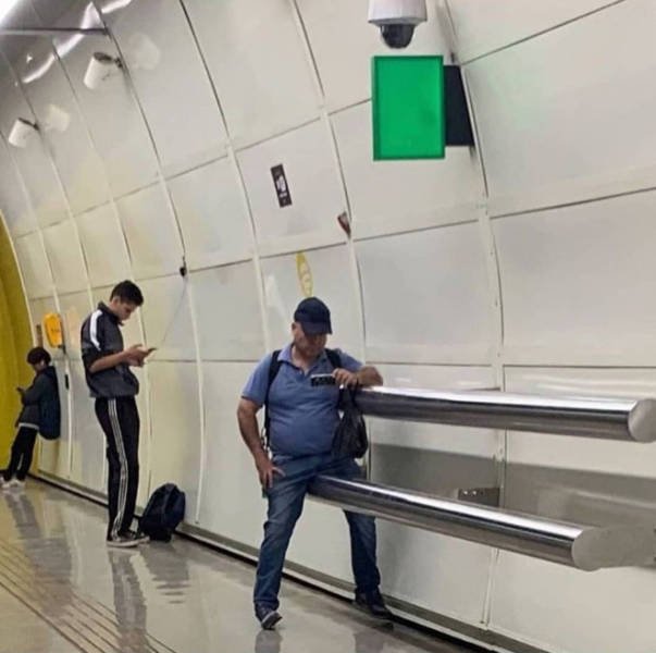 People Standing In Strange Poses (18 pics)
