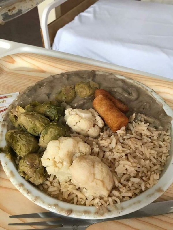 Disgusting Hospital Food (20 pics)