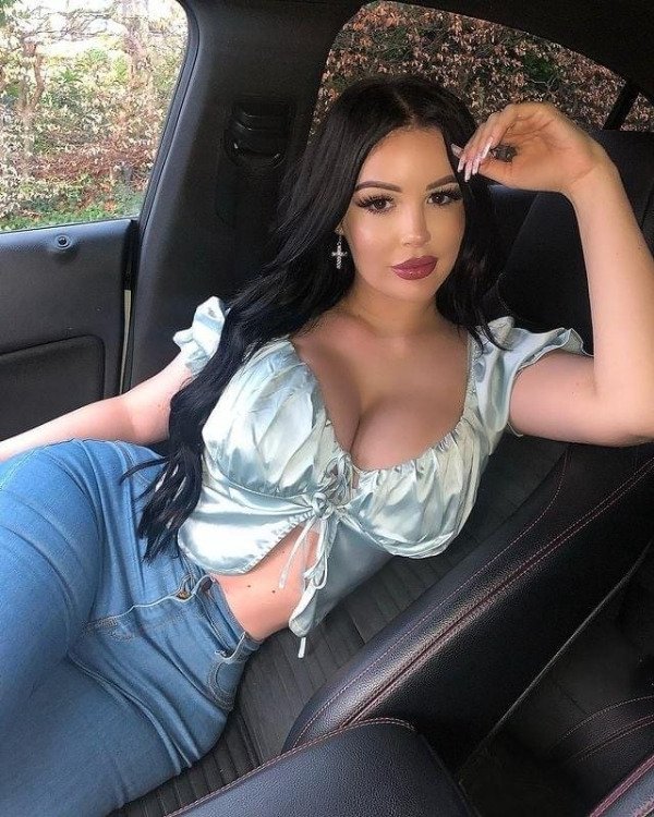 Hot Car Selfies (31 pics)