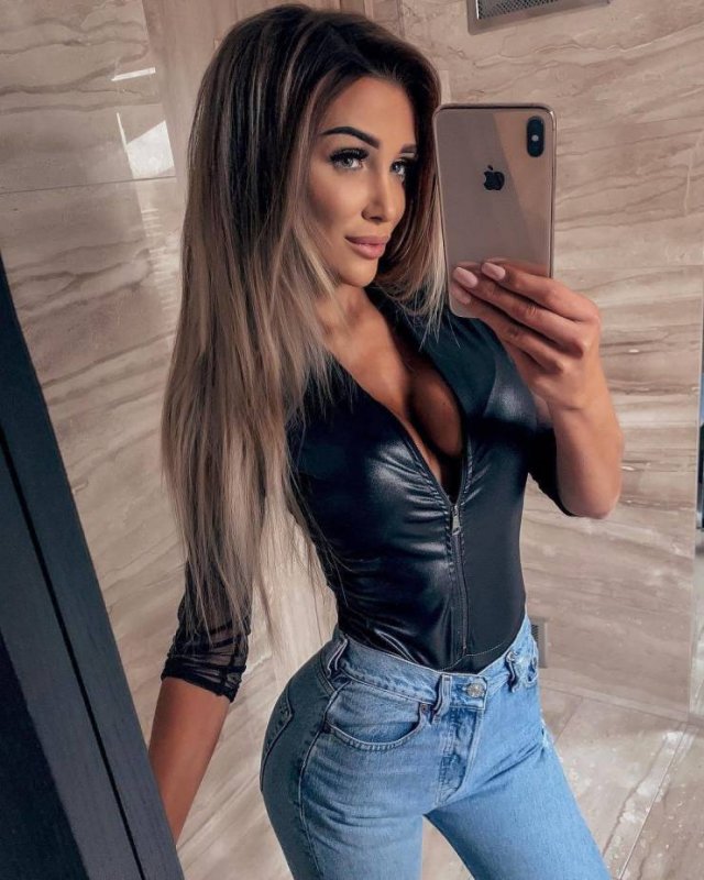 Girls In Latex And Leather (47 pics)
