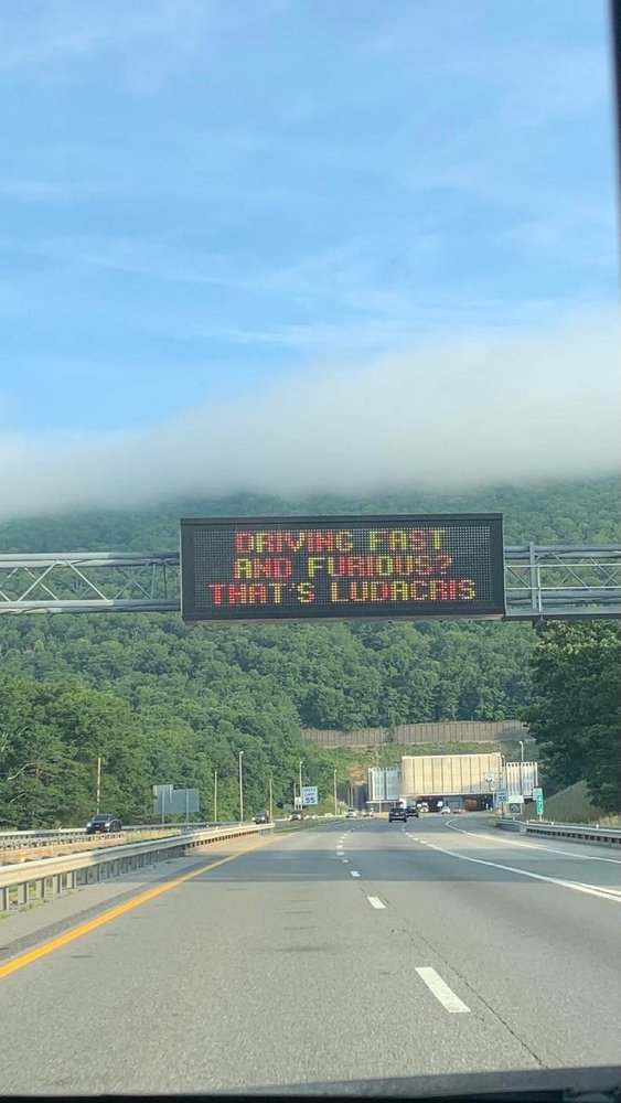 Weird Signs (34 pics)