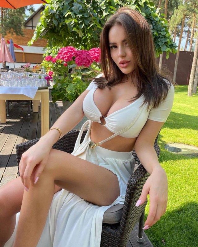 Busty Girls (42 pics)