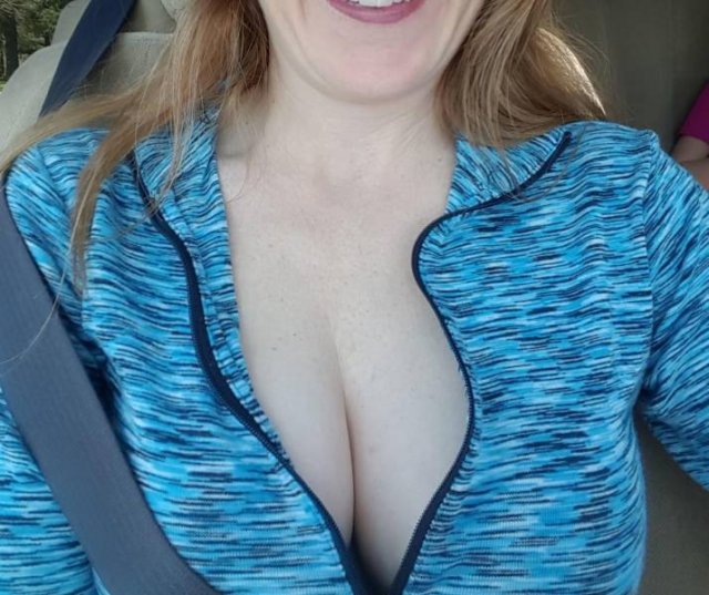 Busty Girls (42 pics)
