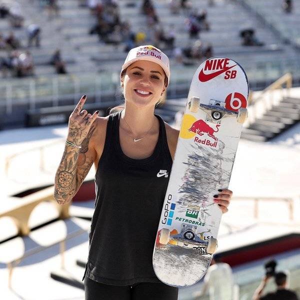 Skater Leticia Bufoni (26 pics)