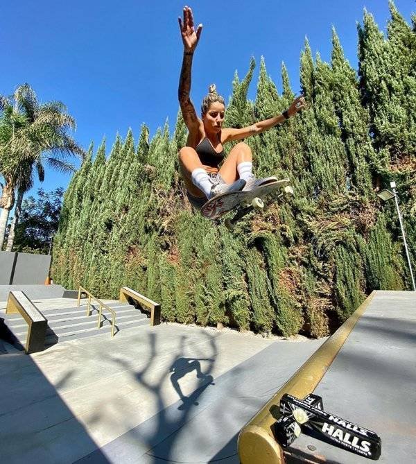 Skater Leticia Bufoni (26 pics)