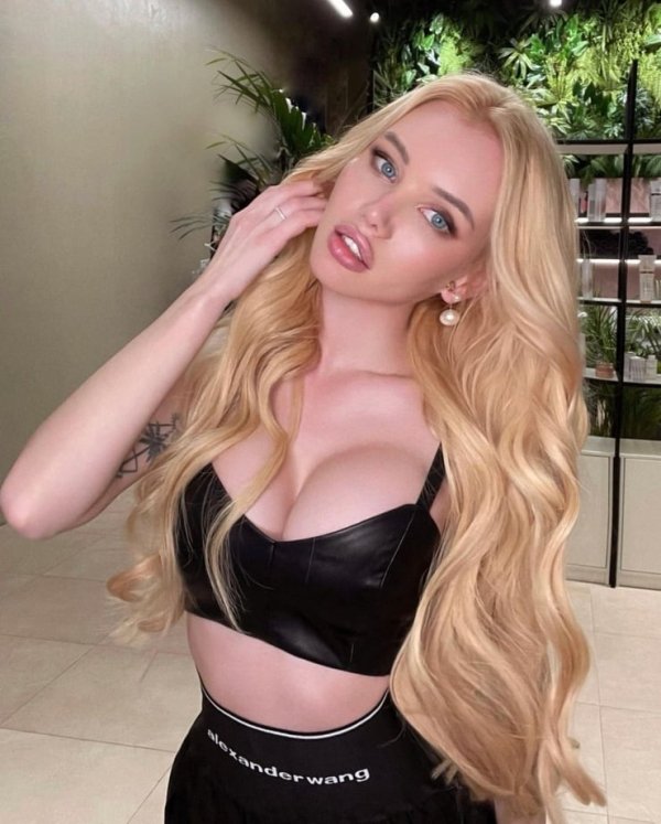 Girls In Latex And Leather (38 pics)