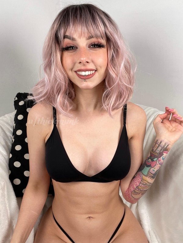 Girls With Dyed Hair (34 pics)