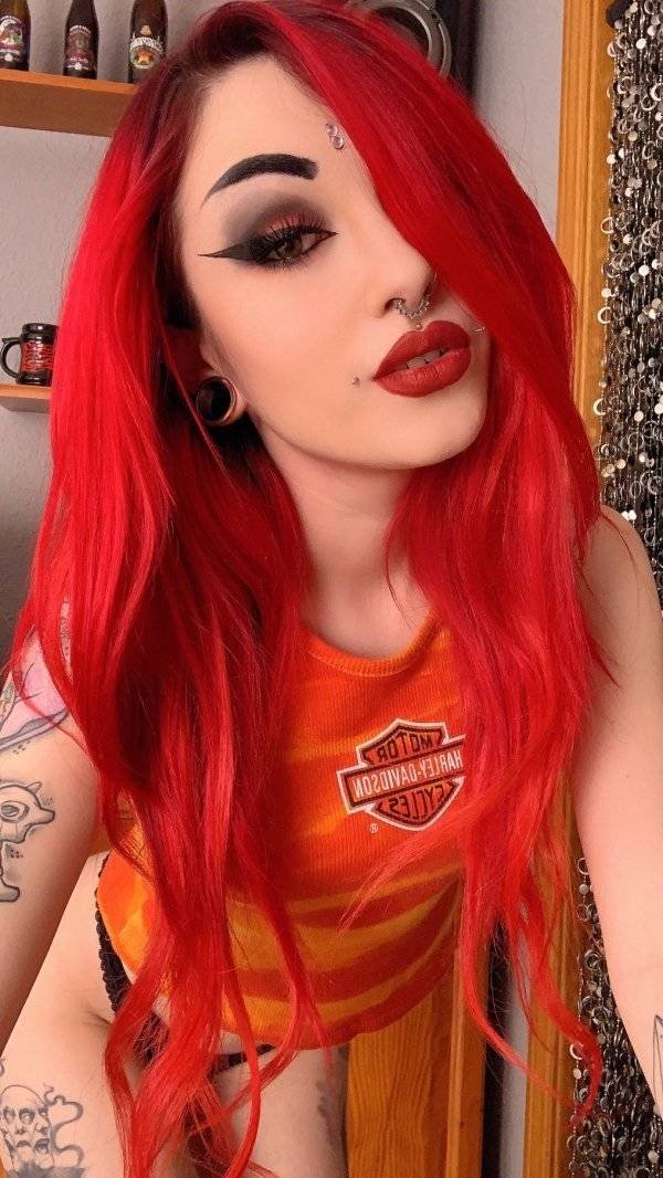 Girls With Dyed Hair (45 pics)