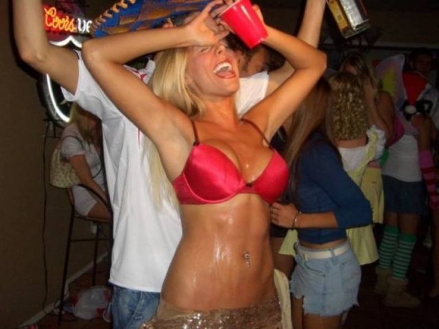 Girls And Alcohol (39 pics)