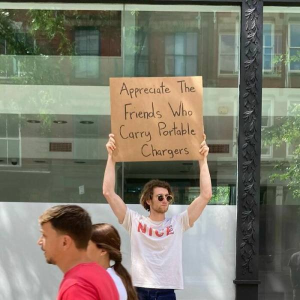 Dude With Sign (28 pics)