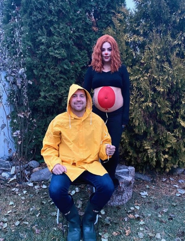 Pregnant Women In Halloween Costumes (28 pics)