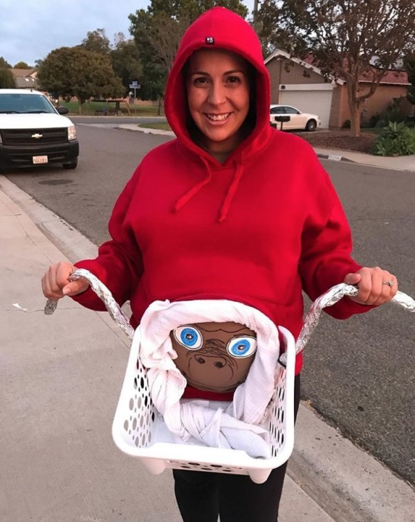 Pregnant Women In Halloween Costumes (28 pics)