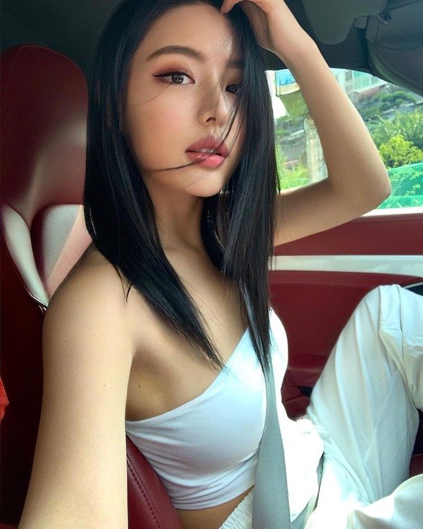 Hot Car Selfies (34 pics)