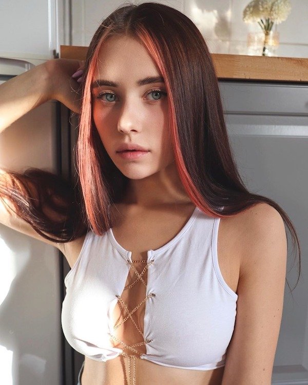 Girls With Dyed Hair (35 pics)