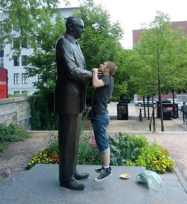 Statues That Attack People (22 pics)