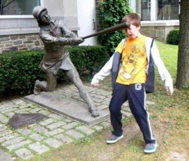 Statues That Attack People (22 pics)