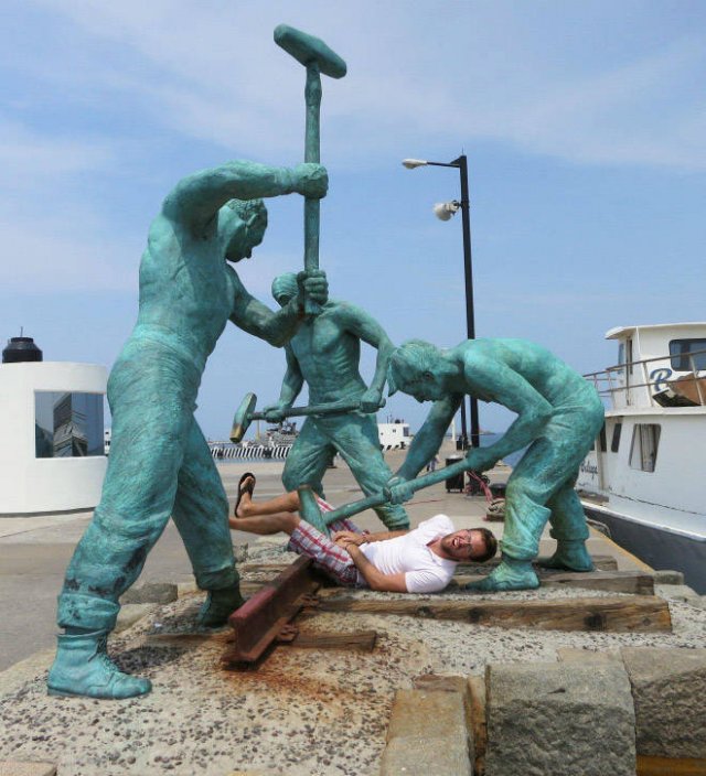 Statues That Attack People (22 pics)