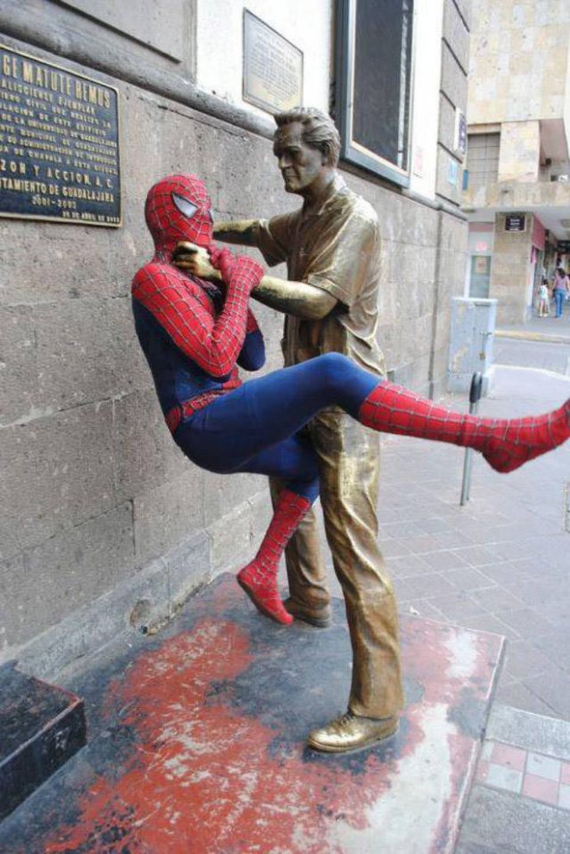 Statues That Attack People (22 pics)