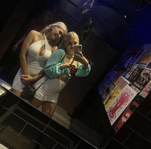 Braless Girls (36 pics)