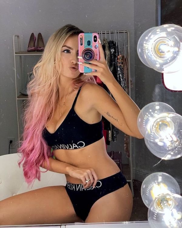 Girls With Dyed Hair (35 pics)