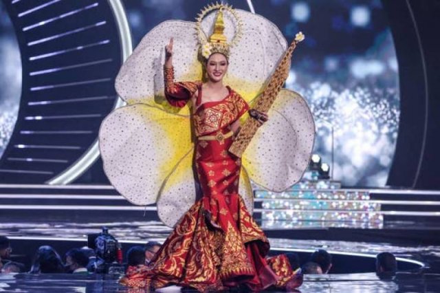 'Miss Universe' Contestants In Their National Costumes (69 pics)