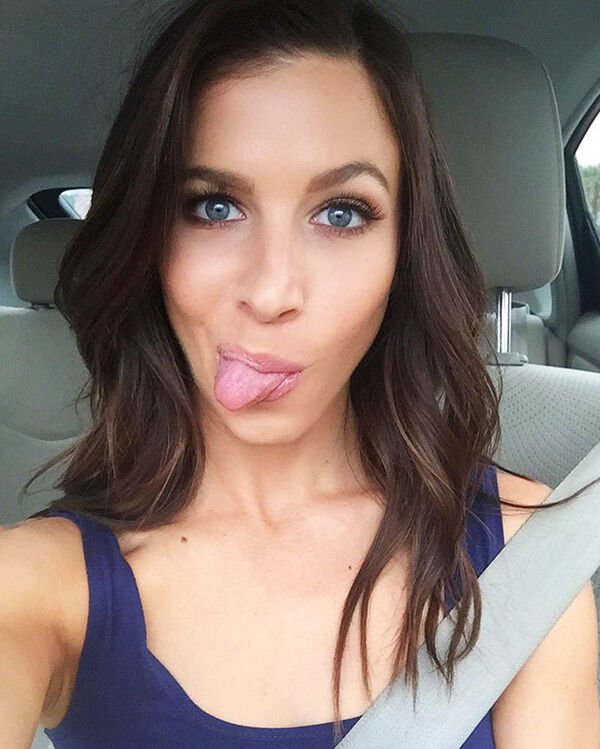 Girls Show Their Tongues (34 pics)