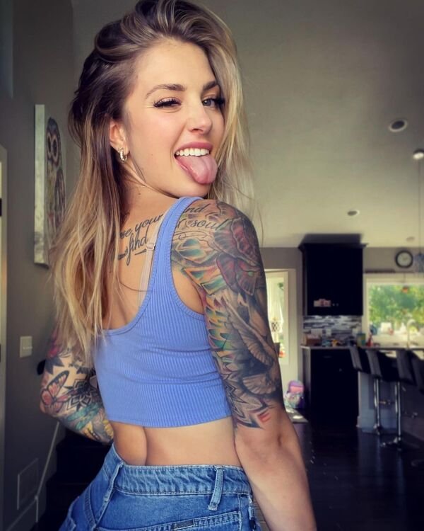Girls Show Their Tongues (34 pics)