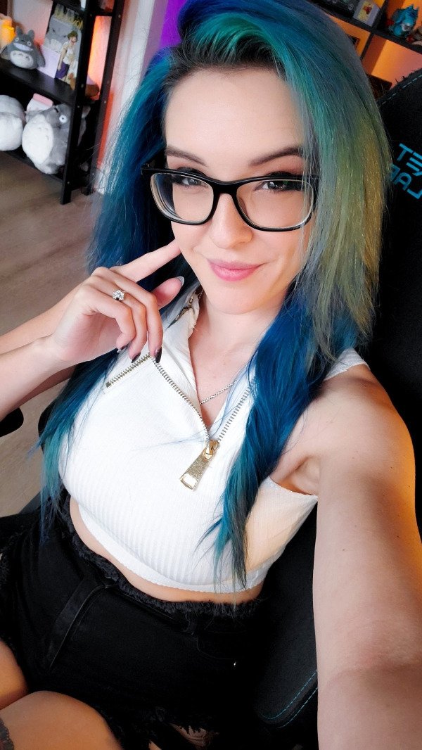 Girls With Dyed Hair (35 pics)