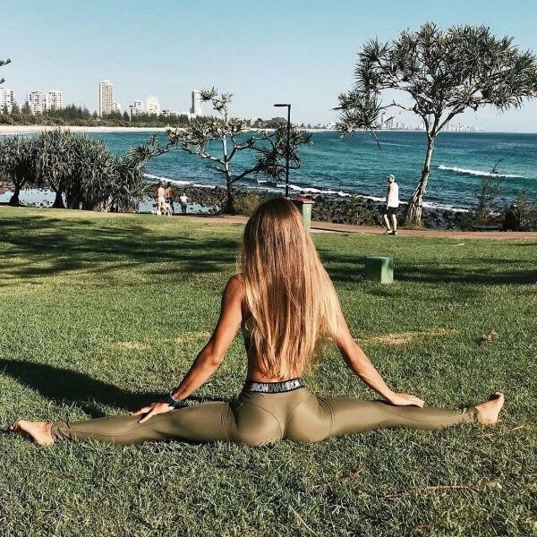 Girls In Yoga Pants (43 pics)