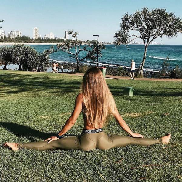 Girls In Yoga Pants (53 pics)