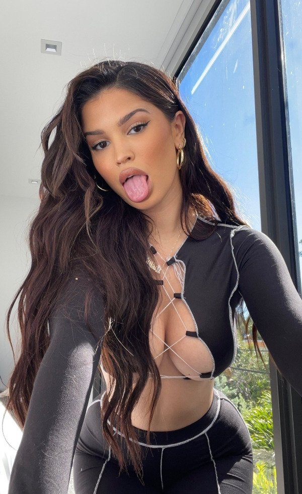 Busty Girls (70 pics)