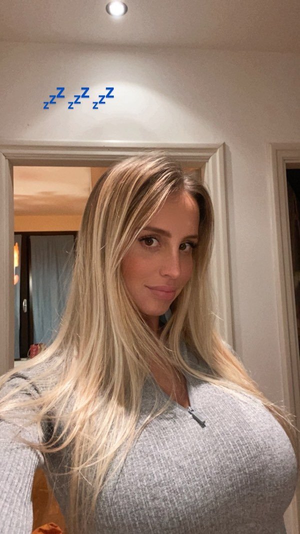Busty Girls (41 pics)