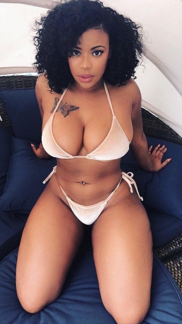 Busty Girls (71 pics)