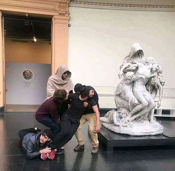 Fun In Museums (27 pics)