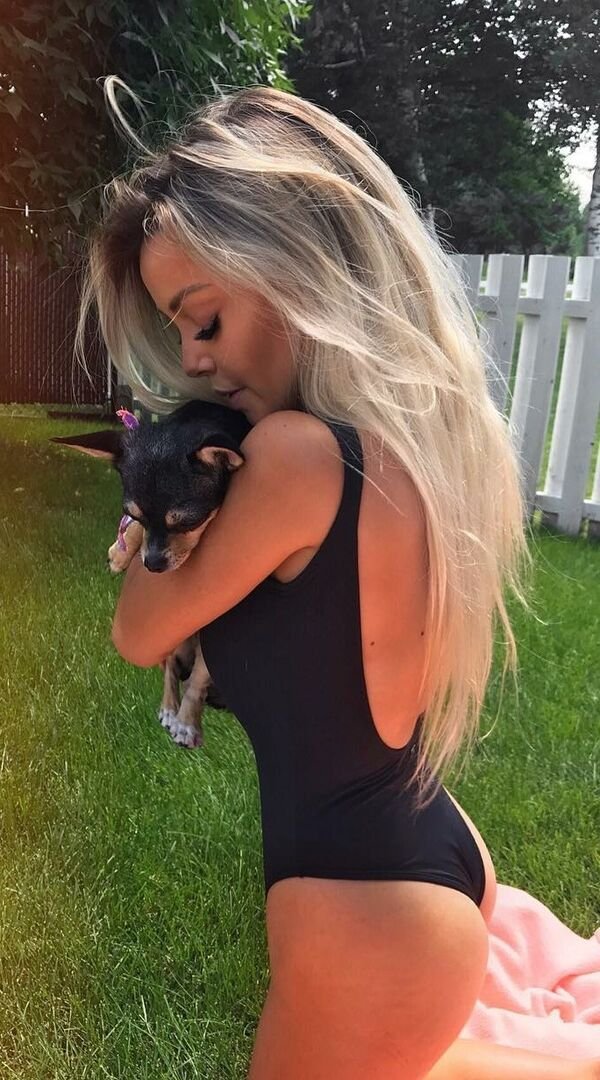 Girls With Dogs (33 pics)