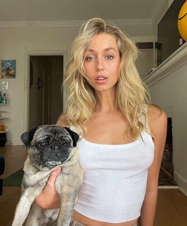 Girls With Dogs (33 pics)